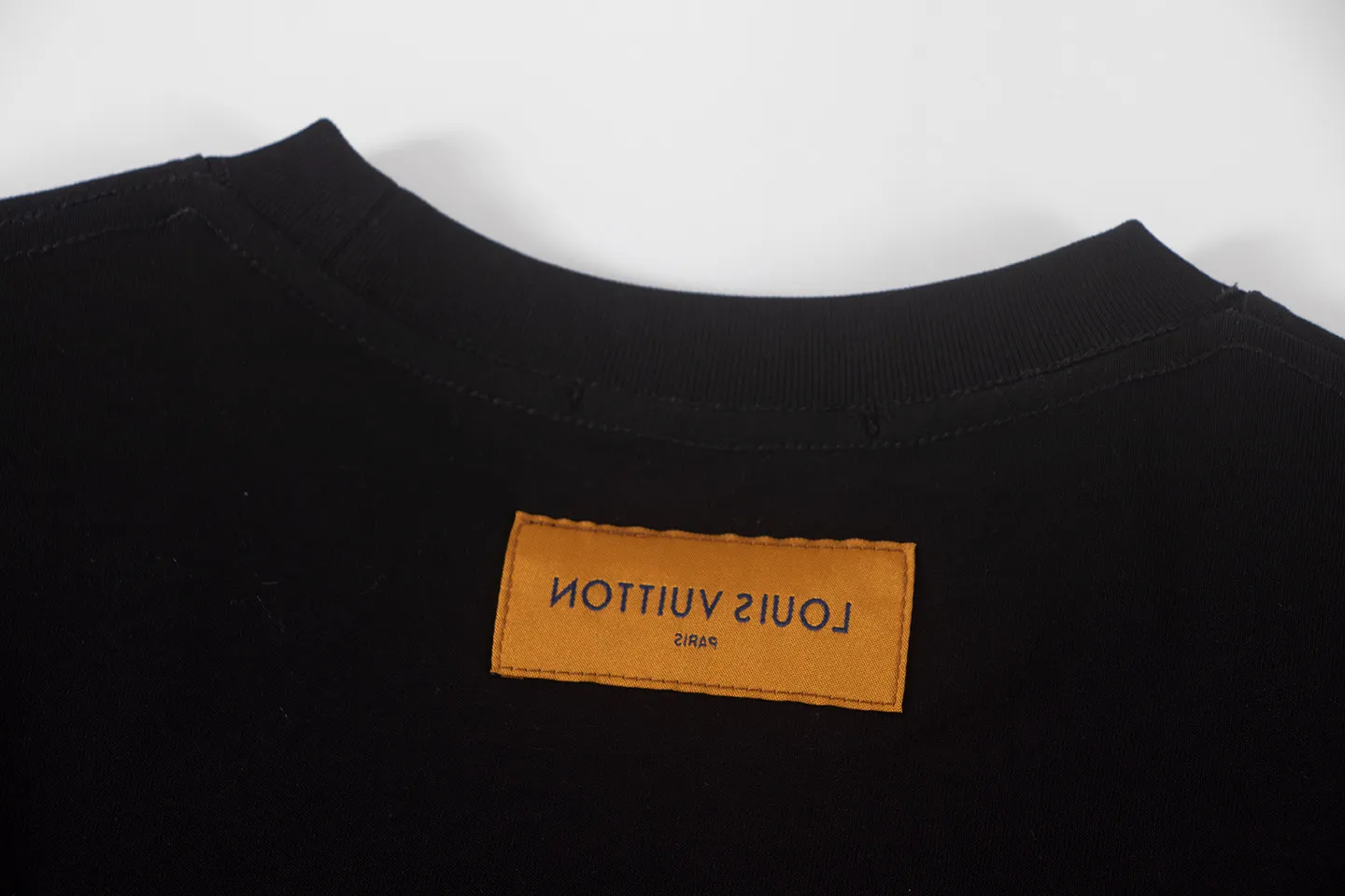 🅿️160 louis vuitto*2026 latest whitewash embroidered short-sleeved T-shirt Material: Made of high version 300g double yarn combed cotton Size: S M L XL Color: black and white Style number: W2809